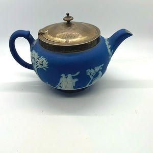 Antique Wedgwood blue tea pot with metal lid